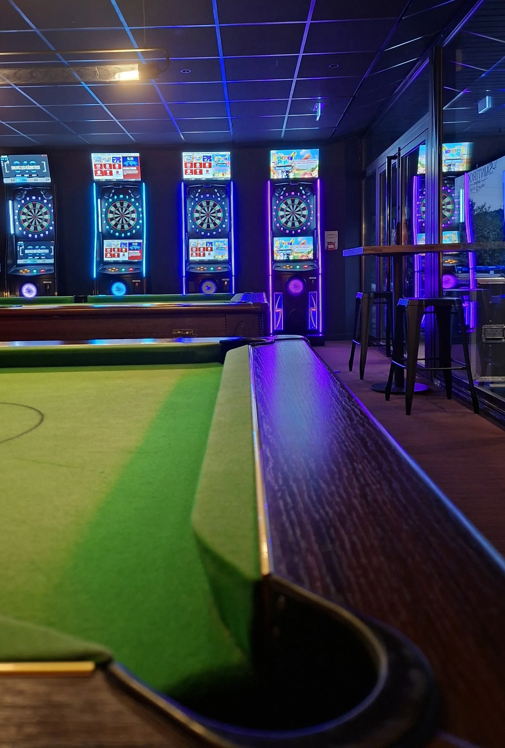 Le billard et les cibles de fléchettes électroniques