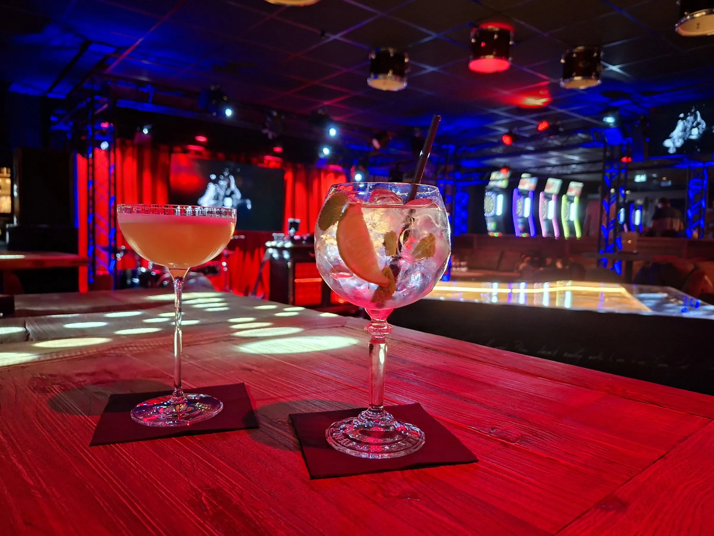 Deux cocktails sur une table du bar
