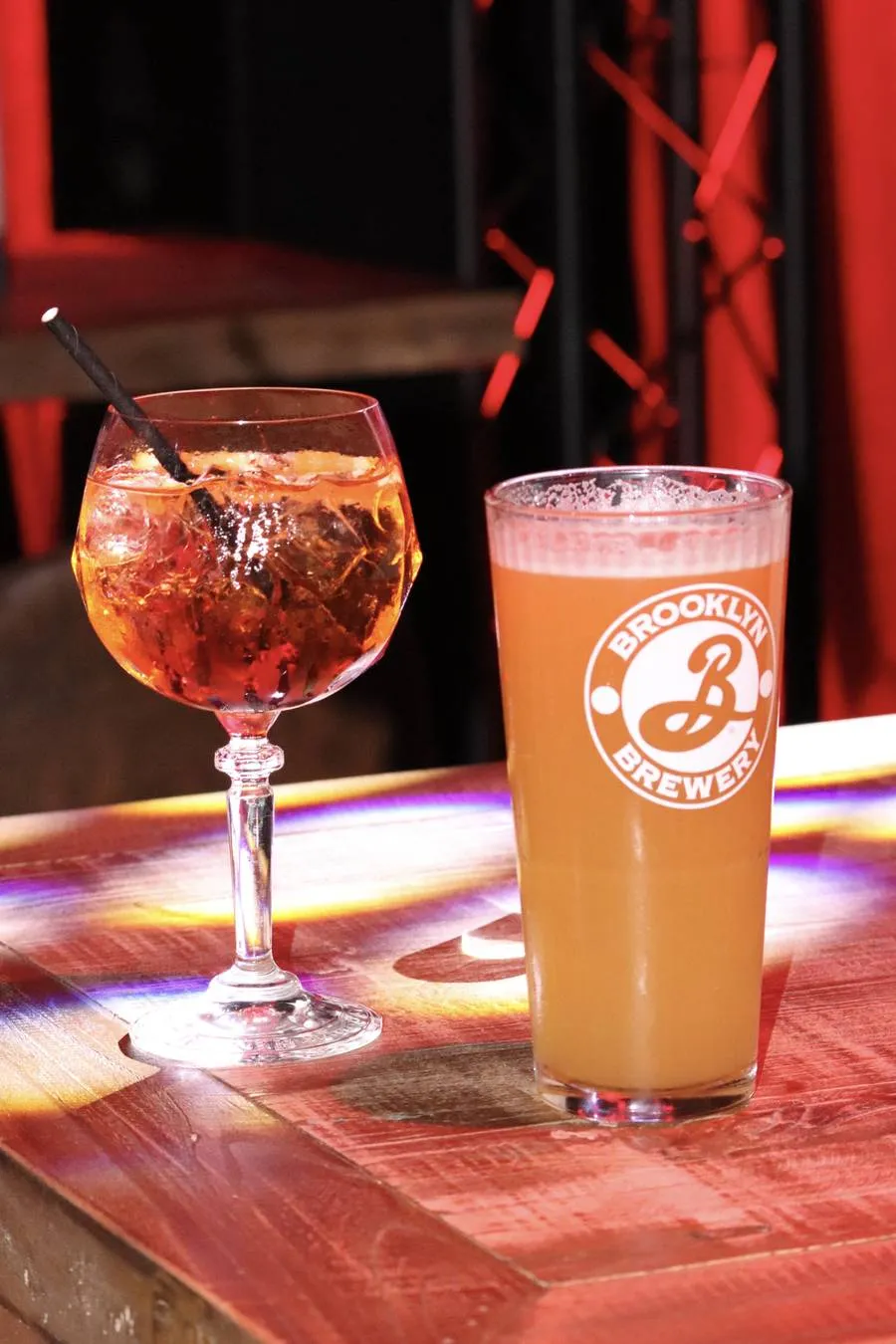 Un cocktail et une bière pression sur une table du bar