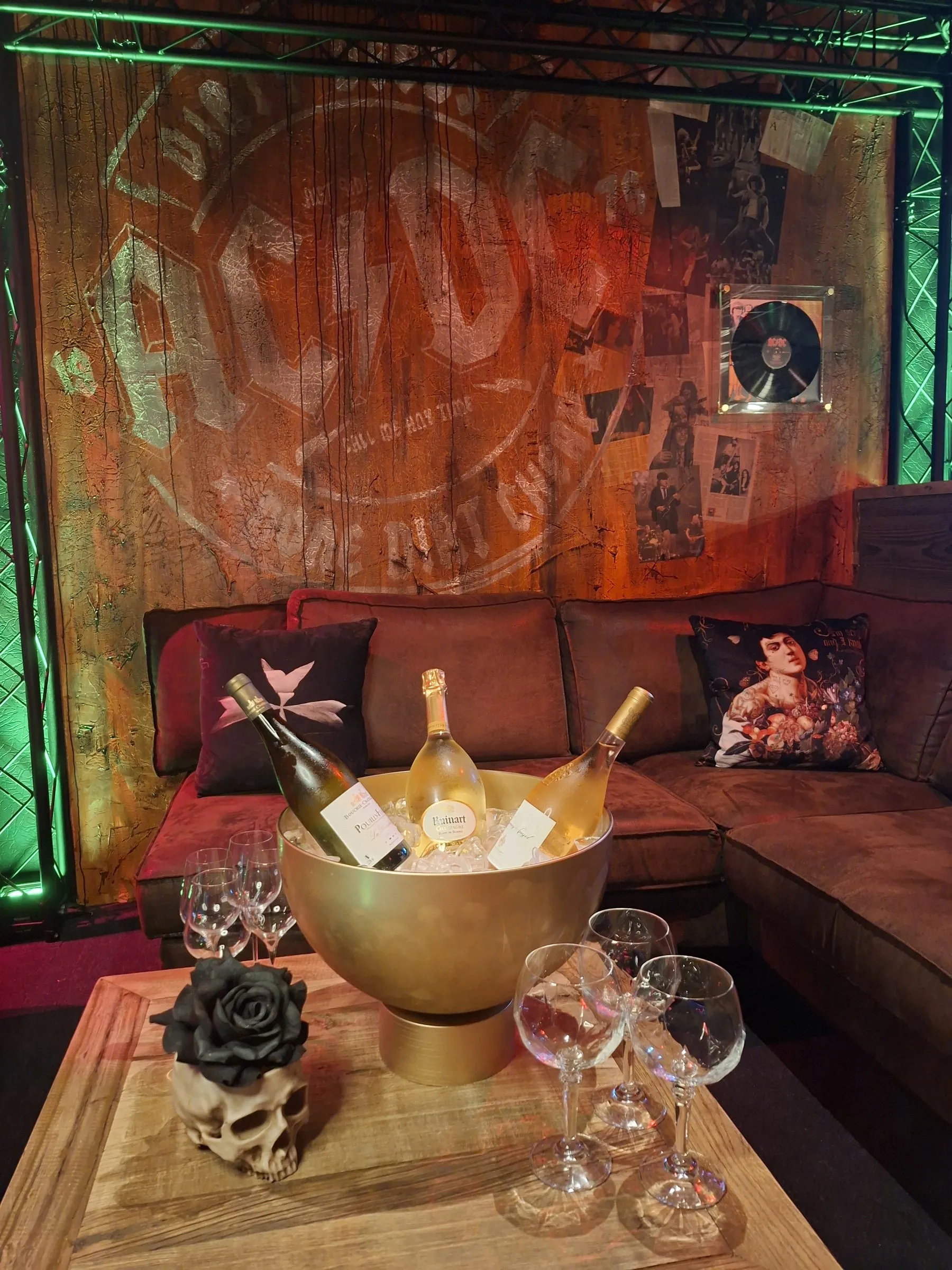 Le coin canapé, seau à champagne et fresque AC/DC