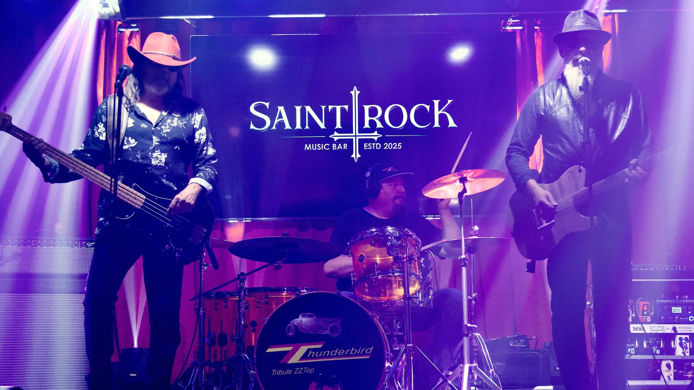 Un groupe en concert sur la scène du Saint Rock Bar