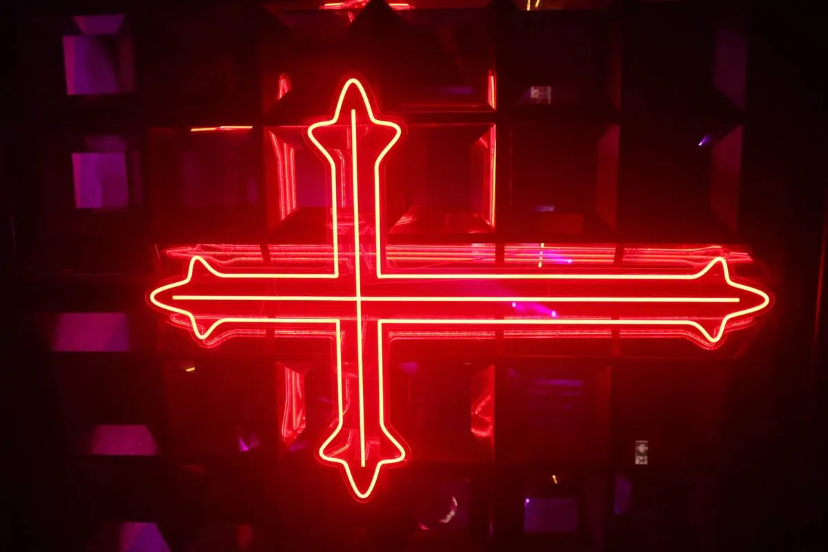La croix néon rouge, emblème du Saint Rock
