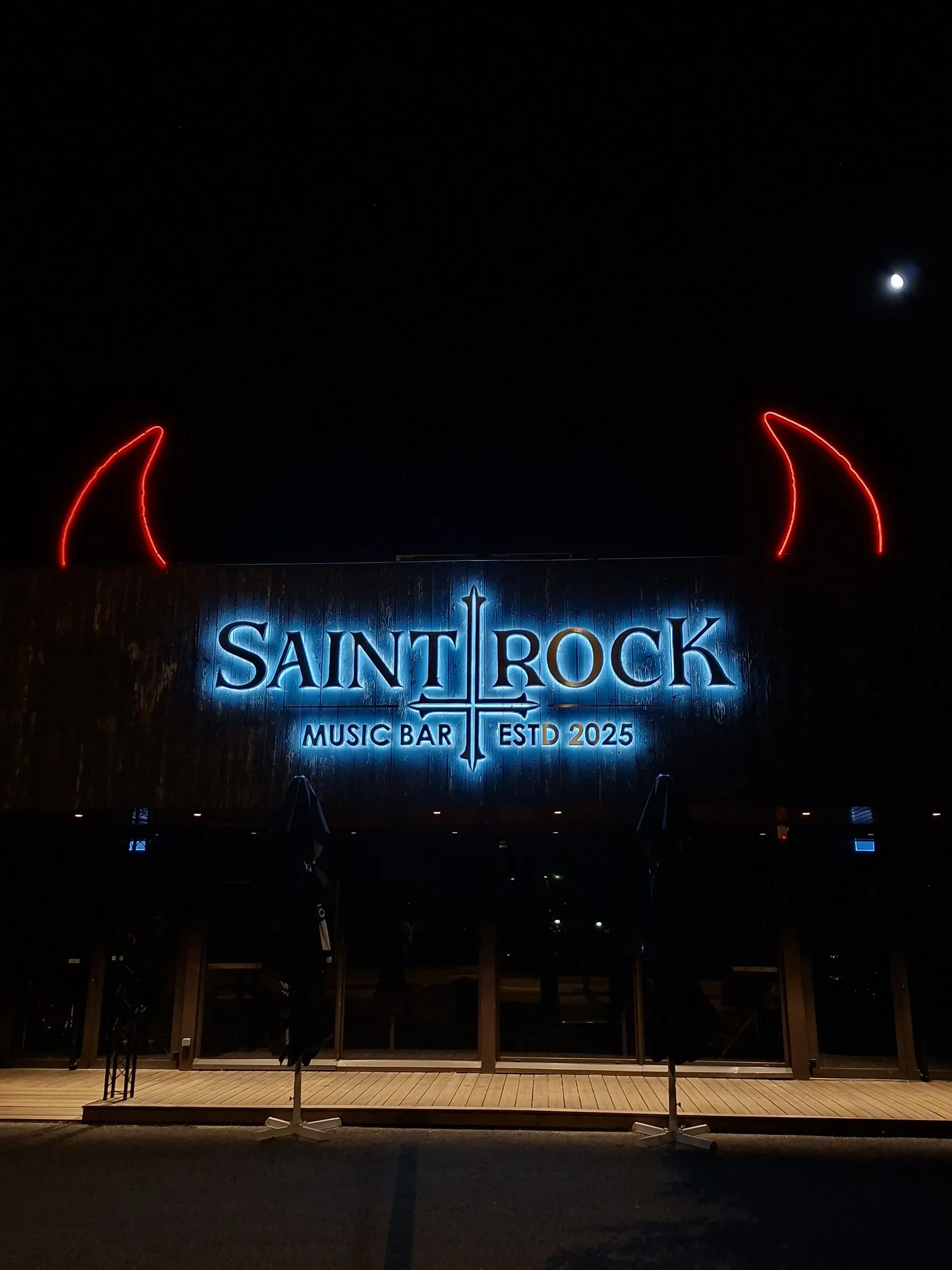 L'enseigne lumineuse Saint Rock Music Bar sur la façade, de nuit