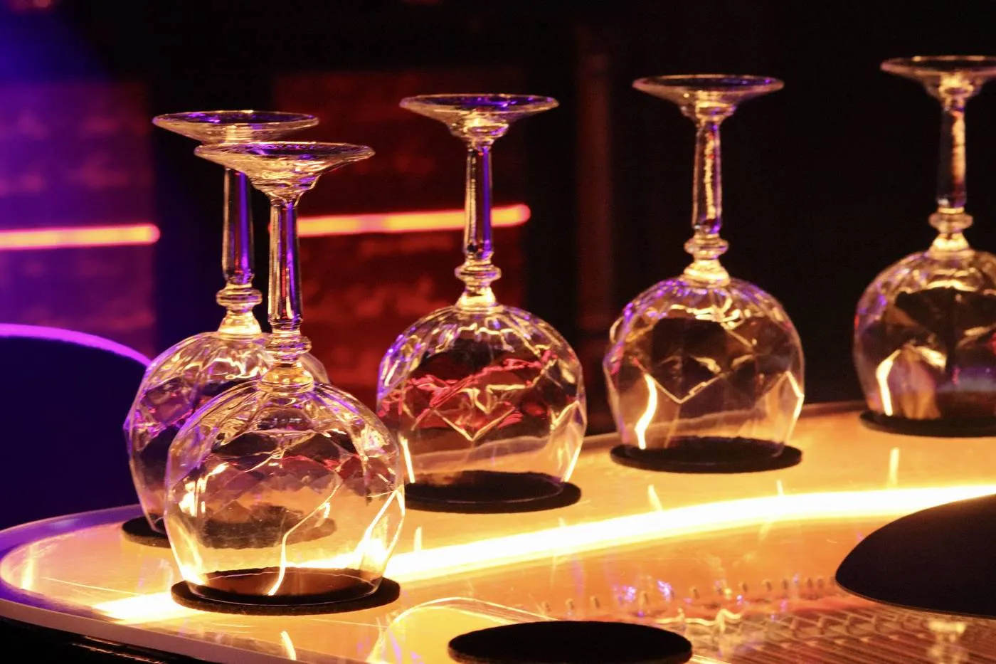 Verres à pied retournés sur le comptoir lumineux