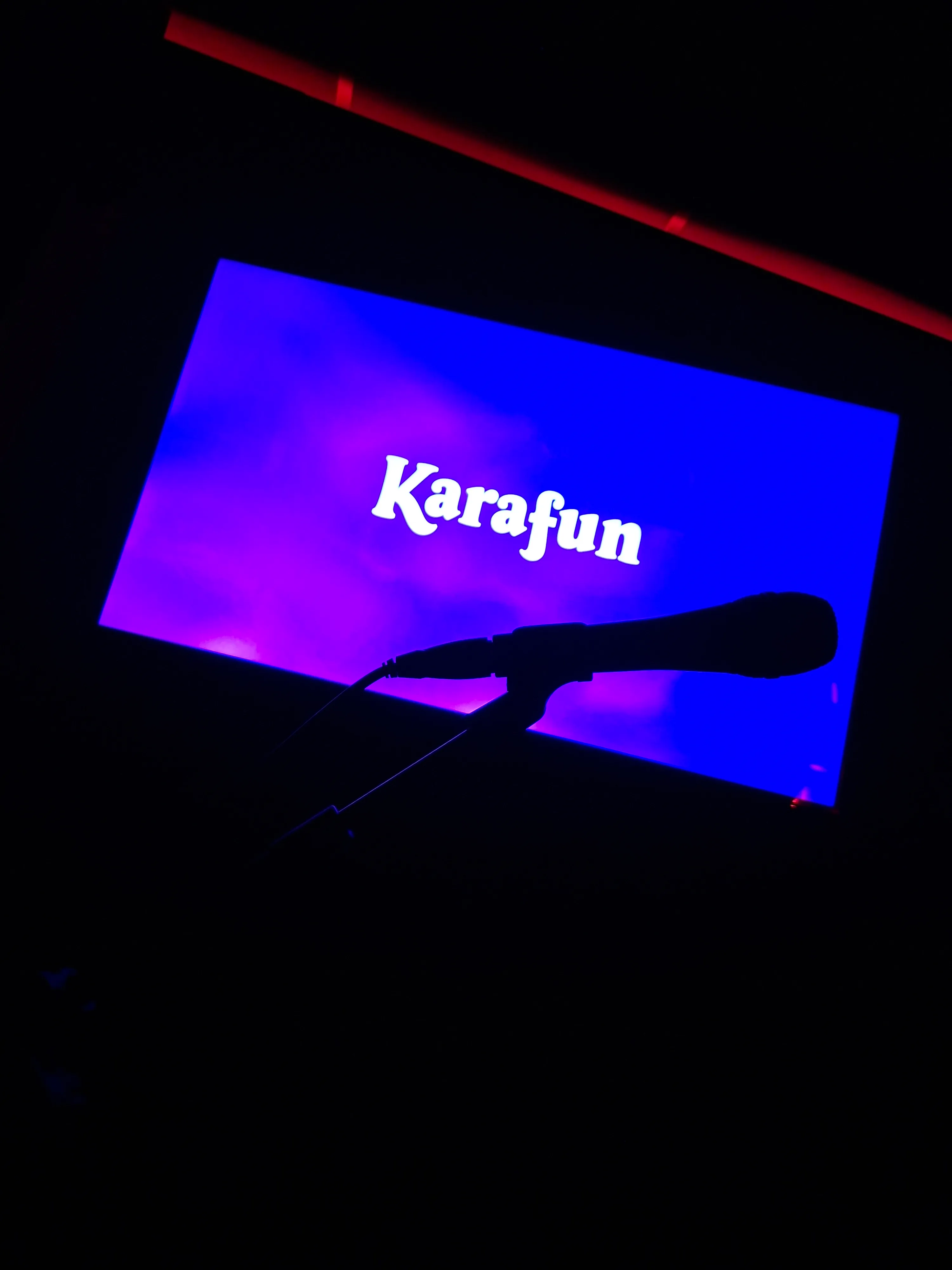 Un micro devant l'écran Karafun