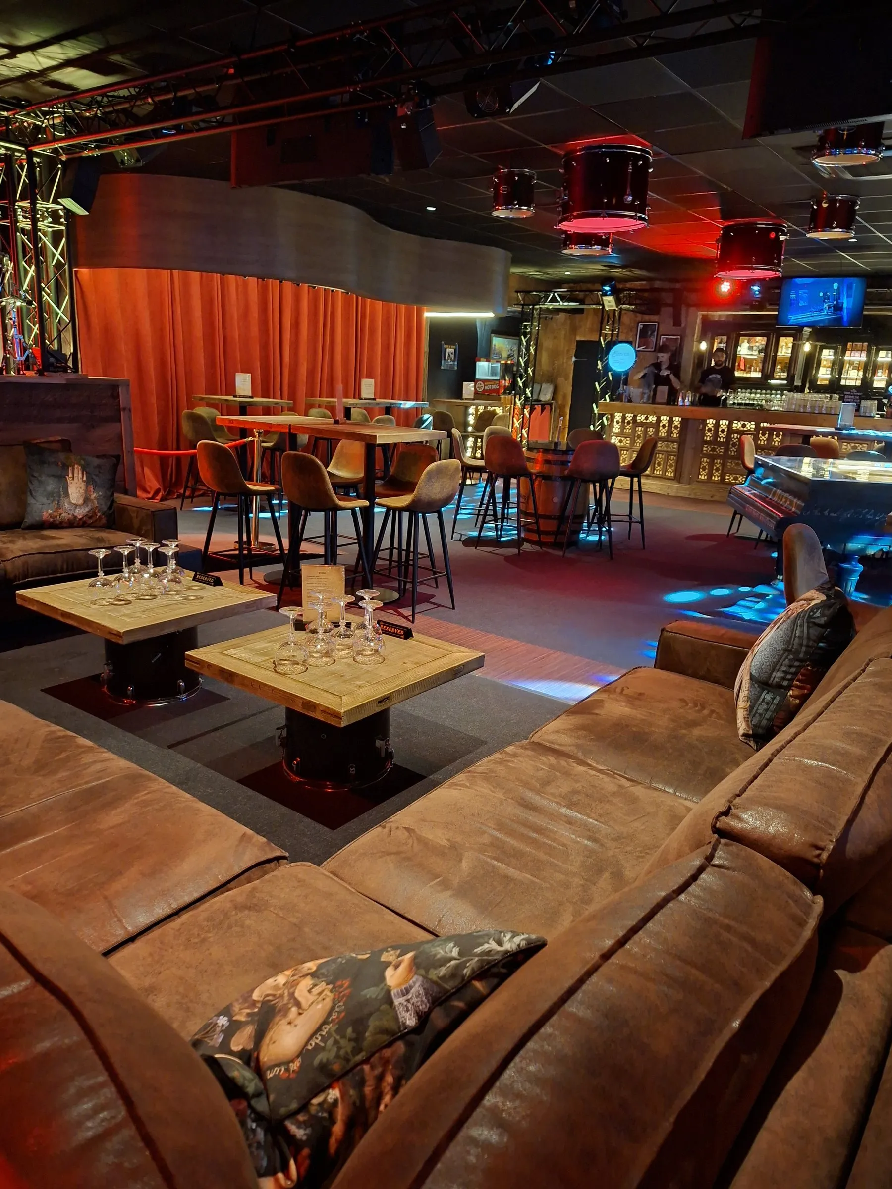 Le lounge et ses canapés en cuir face à la salle