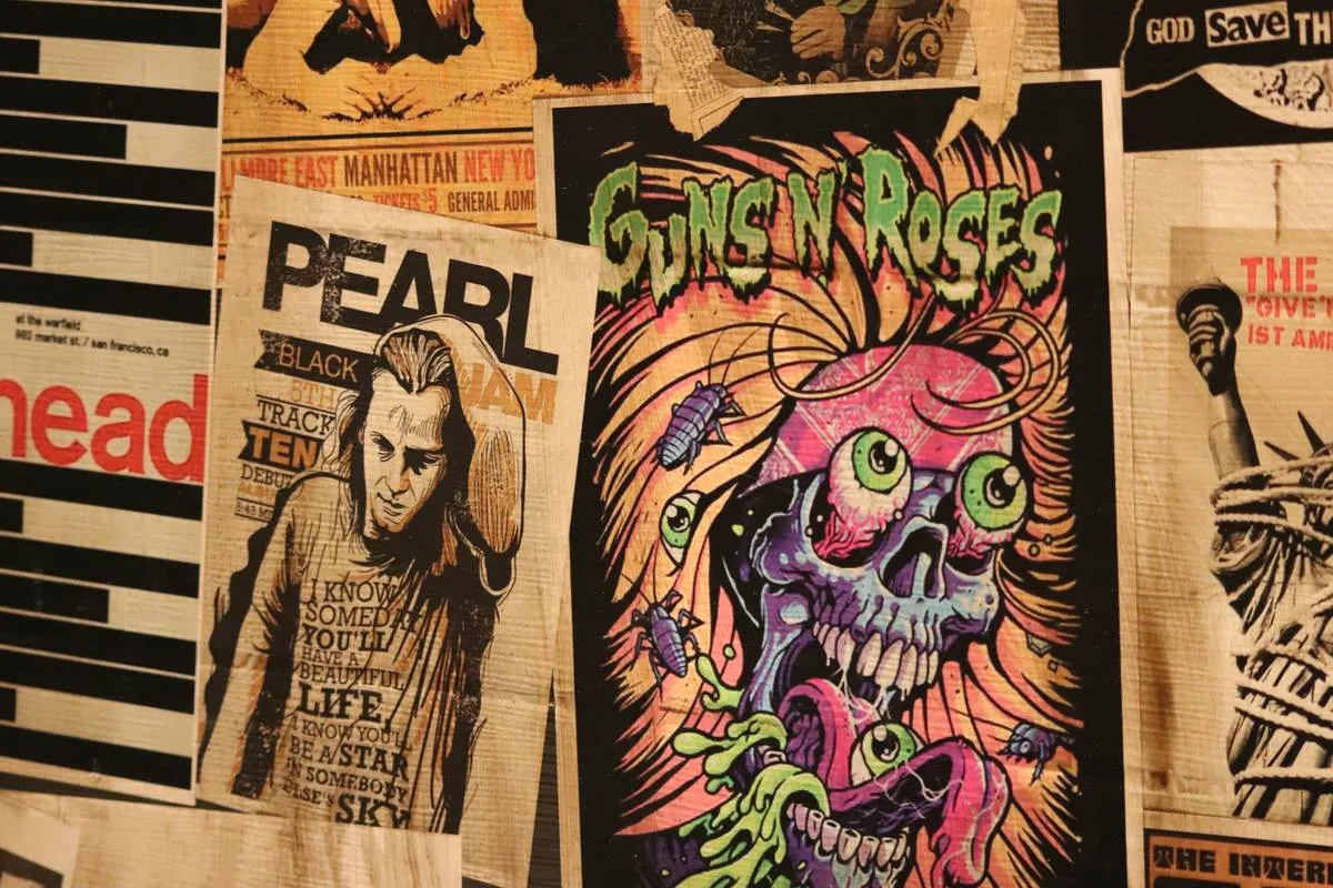 Affiches rock collées au mur, Pearl Jam et Guns N' Roses