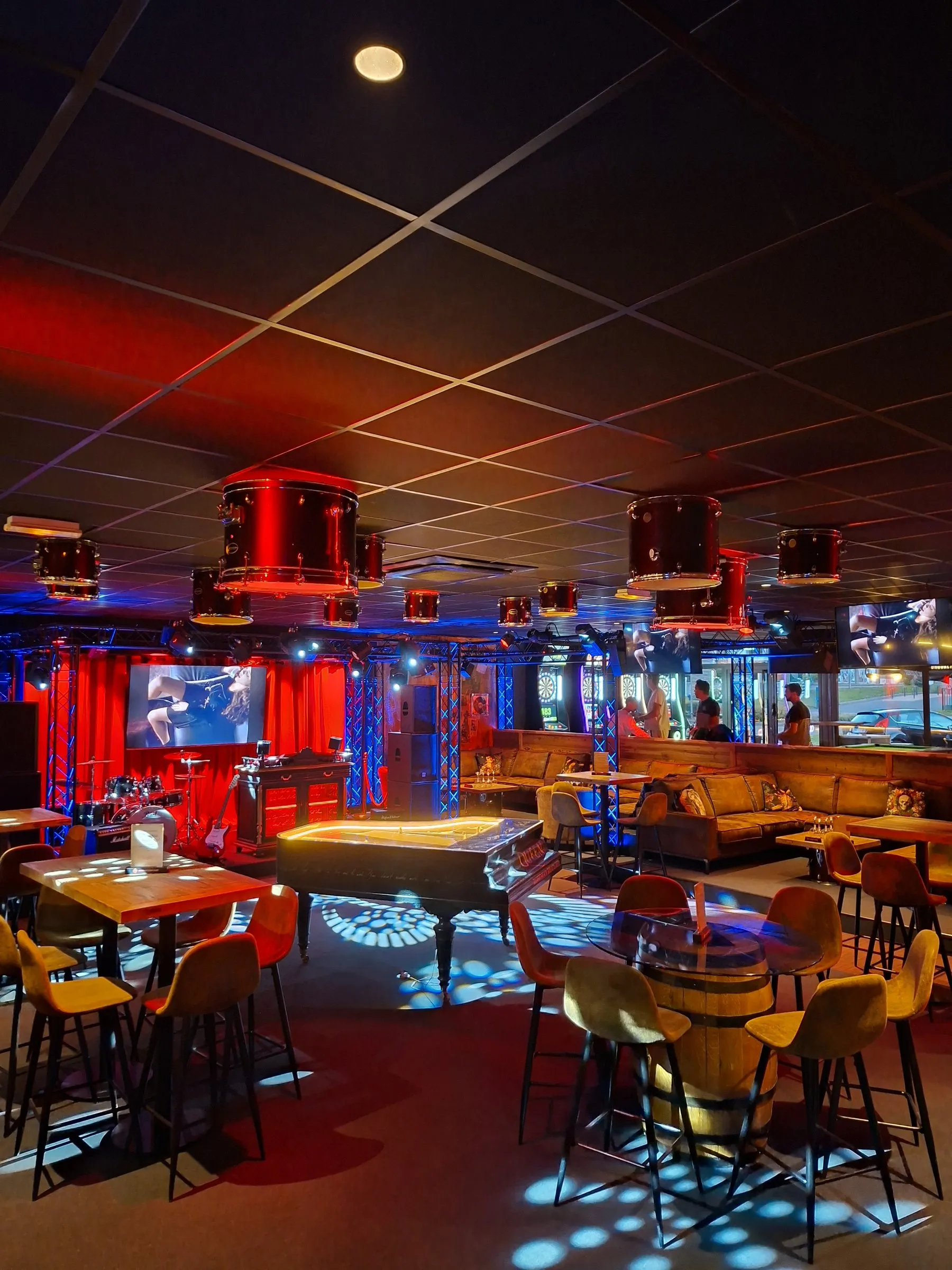 Vue d'ensemble de la salle de 300 m², tables et fauteuils